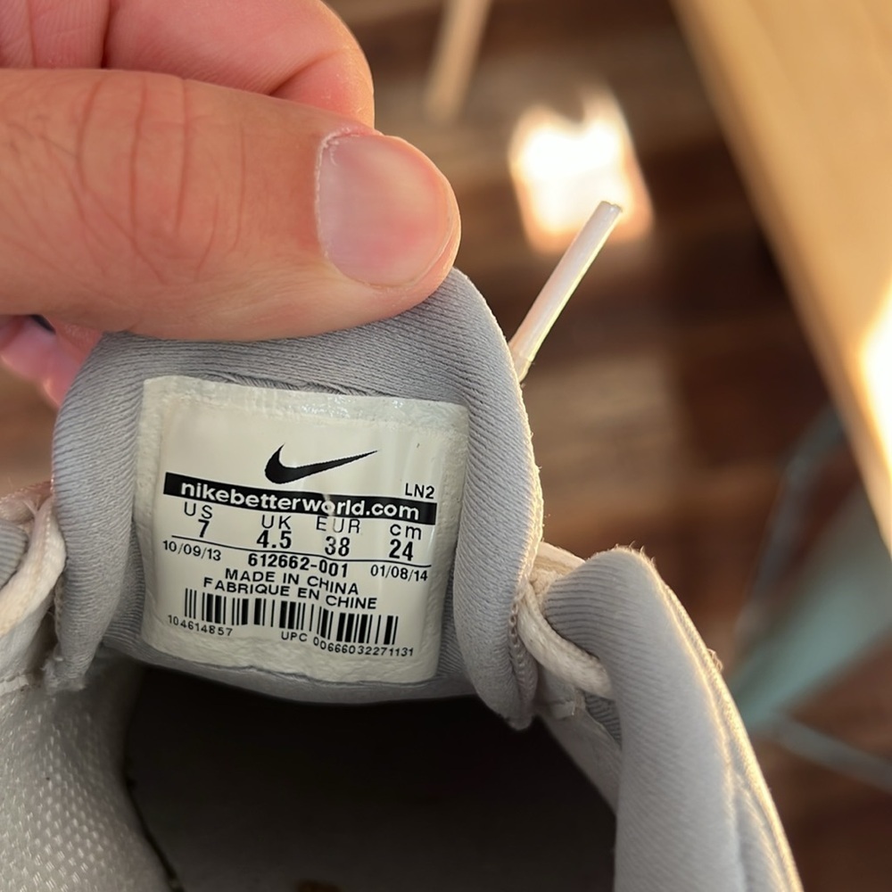 Nike Women’s‎  White and Gray Golf Shoes - Picture 4 of 5